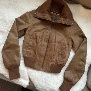 Brun fin jacka - Jättefin brun jacka🤎 liten för mig som är 166 och har storlek s i vanliga fall