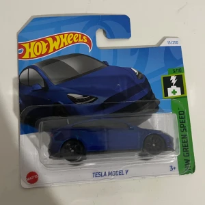 Hot Wheels Tesla Model Y - Snygg blå Hot Wheels Tesla Model Y i originalförpackning, perfekt för samlare eller barn från 3 år. Bilen är i nyskick och förpackningen är obruten. Detaljerad design med svarta fälgar och autentiska linjer. Ingen synlig skada eller slitage.