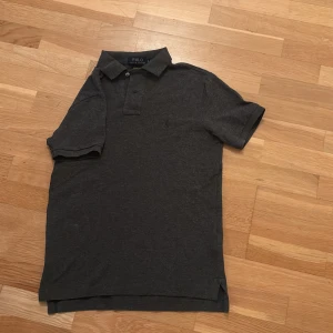 Ralph Lauren piké - Snygg grå piké från Polo Ralph Lauren. Skick 9/10. Storlek: xs. Skriv om ni har några funderingar!
