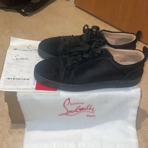 Svarta sneakers från Christian Louboutin - Säljer dessa lyxiga Christian Louboutin sneakers i svart mocka – en tidlös klassiker som kombinerar stil, komfort och exklusivitet. Perfekta både till vardags och för att lyfta en mer dressad outfit. Det kommer även kvitton med och allt som behövs.
