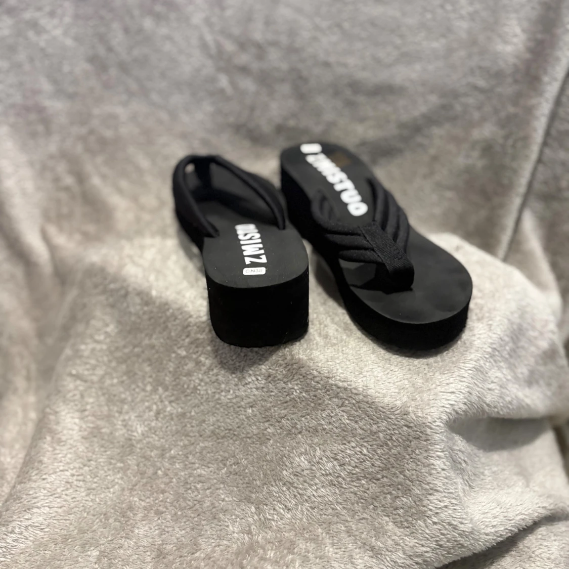 Svarta platåsandaler från ZMISTUO - 2