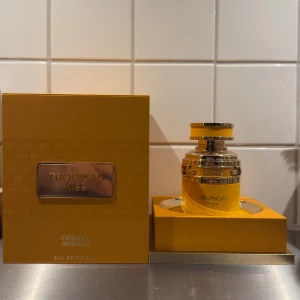 French Avenue Tropical Kiss parfym - Tropical Kiss från French Avenue kommer i en snygg förpackning och sticker ut med sin unika design. Perfekt för dig som vill ha något annorlunda i parfymhyllan. Eau de Parfum.
