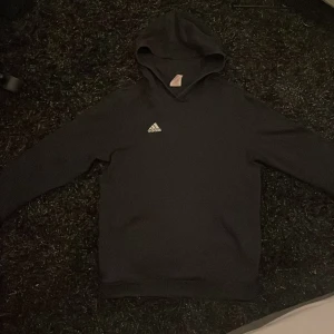 Adidas tröja storlek 05/23 - Bra skick, syns knappt att den har blivit använd