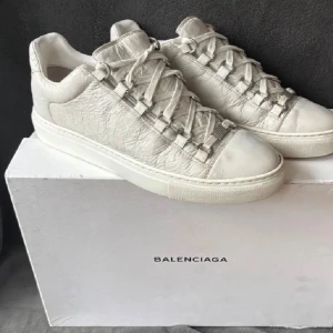 Vita läderskor - Storlek 39, men sitter bättre som 41. Frågan om innermått vid fundering