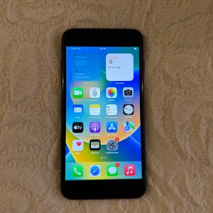 iPhone 8 Plus -  iPhone 8 Plus i svart med 5,5-tums Retina-skärm och dubbla bakre kameror. Telefonen är i gott skick utan synliga repor eller sprickor på skärm eller baksida. 64GB. Laddare och plånboksskal medföljer. 