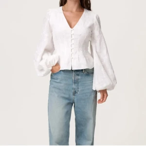 Vit Adoore blus  - Vit blus från adoore, använd fåtal gånger. Nypris 1095