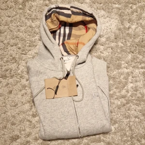 Burberry Hoodie - Grå burberry hoodie, Tjockt material, flexibel midja och väldigt bra kvalité