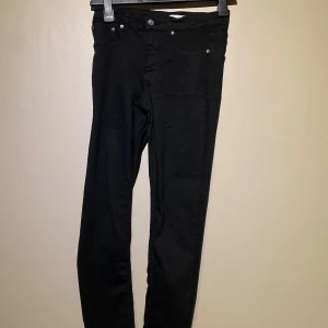 Molly Jeans storlek medium - Säljer dessa Molly Jeans i storlek M. Material: bomull och elastan. De är svarta i färgen men kan eventuellt behöva tvättas då de legat i flyttkartonger. Finns att hämta i centrala Göteborg. Se gärna fler annonser, har ett par likadana blåa ute i samma storlek. 
