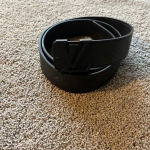 L Bälte - Helt ny & Oanvänd ✔️, 115cm i storlek, stilren🌟, fraktas inom 1 dag 🚀, kontakta gärna för mer info😁