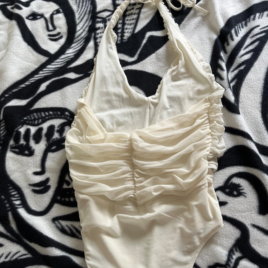 Vit body med öppen rygg  - 1