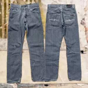Nudie EvenSteven - Tjena! Hjälper en kund sälja vidare dessa jeans som inte passade honom, modellen är EvenSteven och finns inte längre kvar i nudies sortimentet, bild 2 är inte samma par byxor men är samma modell, W29/L32, hör av dig till Loui W för frågor!🙌