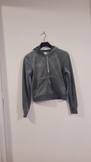 Turkos/grönblå hoodie med dragkedja. storlek 146/152 - Tröjan har används några gånger men har inga fläckar. I luvan är det något grattare material som jag är osäker på vad det är. Tröjan ser något mörkare ut på bilderna än vad den egentligen är. Pris 60 kr + FRAKT 