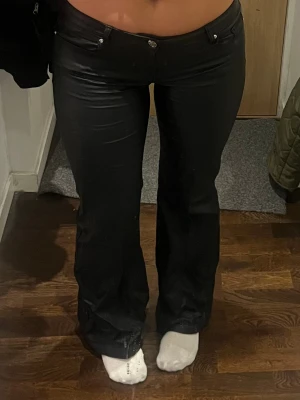 Skinnbyxor - Perfekta passformen, bra skick. Uppsydda i benen så de passar mig som är ca 1,70 perfekt. Men inget är bortklippt så går att sprätta upp och få de 3-5cm längre💕
