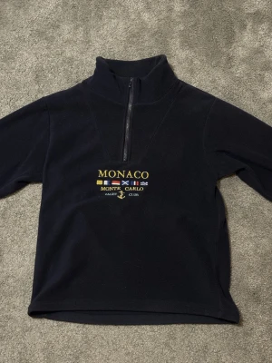 Monaco quarter zip - Perfekt fleece för dig som söker efter något mer elegant och still fult till kanske en sommar kväll eller en dag på vinter där du vill ha lite extra klass i vardagen. Hör av er vid frågor och funderingar.