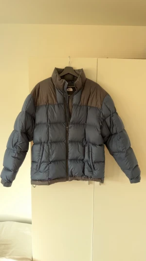 Northface Jacka - I stort sätt knappt använd mer än ett tiotalgånger utan något fel eller skavank. Ny pris jag hittat på stockex är 6800kr men säljer min billigare då den inte har loggan på framsidan men är den dyrare modellen av den klassiska retro.