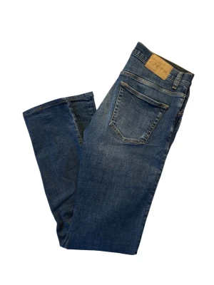 J.Lindeberg Slim fit jeans - Blåa slim fit jeans från J.Lindeberg i utmärkt skick, använt en handfull gånger. Storleken är uppsydd från 30/34 till 30/32
