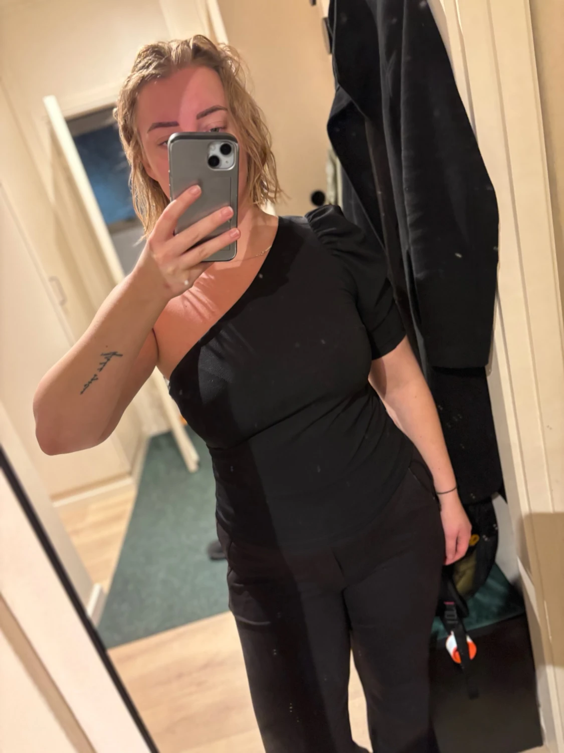 NY: Svart oneshoulder tröja med lite puffärm, MQ/MARQET - 2