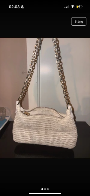 Beige axelväska från shein - Strand mini väska från shein, ett år gammal, fortfarande lika bra skicka som köpt, förutom lite färg på insidan som man ser på bild, jätte söt för sommaren:)