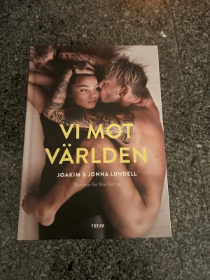 Vi mot världen - En inspirerande och smärtsam berättelse om Joakim och Jonna Lundells kärleksresa, motgångar och kampen för att skapa en familj. Perfekt för dig som gillar personliga historier och vill följa två av Sveriges största influencers bakom kulisserna. Är dessutom signerad. 