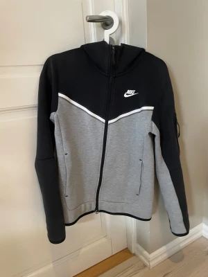 Nike tech - Säljer ett Nike tech set som är i xs. Den är använd men är i bra skick.