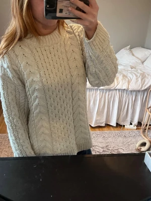 Creamvit stickad kabeltröja - Bra skick