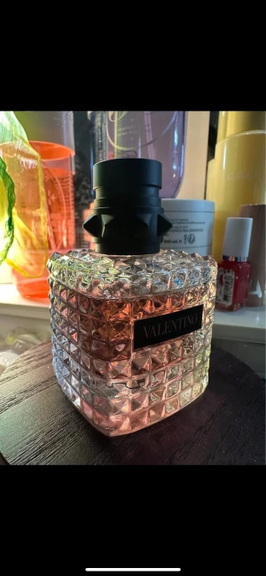 Valentino Donna Born In Roma 30ml - Valentino Donna Born In Roma Eau de Parfum, 30 ml. En ikonisk parfym i snygg design, tillverkad i Frankrike. Perfekt storlek för att ta med sig och passar dig som vill sticka ut med stil.Lite taget men i stort sett hela flaskan är full , som ni ser på bilden 