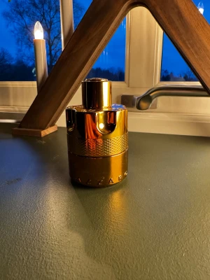 Azzaro forever wanted 50ml - Säljer en azzaro forever wanted 50ml. Rent praktiskt i nytt skick har bara gjort några test sprut. Fick den i present men doften var inget för mig. Perfekt parfym nu till vintern. Orginalpris: 1000kr