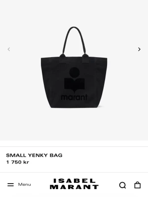 Svart shoppingväska Isabel Marant - Stilren svart shoppingväska från Isabel Marant med tydlig logga framtill. Väskan har två handtag och är tillverkad i ett slitstarkt tygmaterial. Perfekt för dig som vill ha en enkel men snygg väska med plats för allt du behöver.