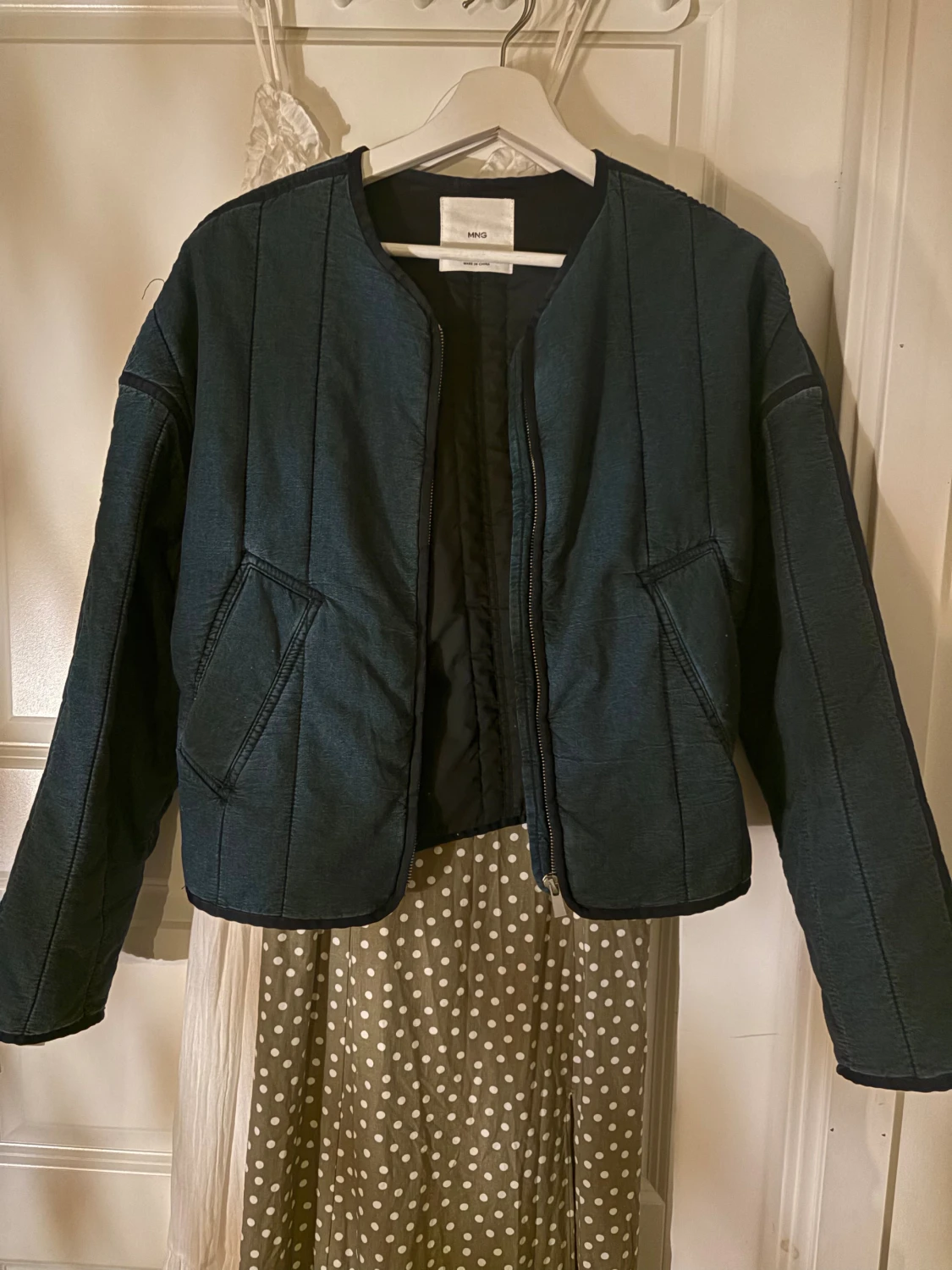 Mörkblå quiltad jacka från Mango - 1