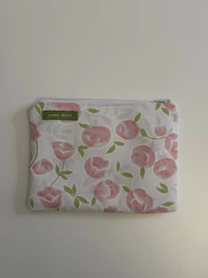 Handgjord necessär av second hand tyger - En handgjord necessär utav second hand tyger. Unik, hållbar och perfekt för att samla alla dina vardagsfavoriter i väskan. Fodrad och stängs med dragkedja. Endast ett unikt exemplar.                  Instagram: secondstitch.bymatilda 💕