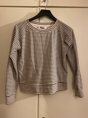 Randig långärmad tröja  XS - Snygg långärmad tröja från lager 157 i storlek XS. 