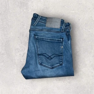 Replay Anbass - W30 L30 Snygga Replay Anbass Hyperflex i en riktigt fräsch ljusblå tvätt. Superstretch, perfekt passform och en av de mest eftertraktade modellerna från Replay.