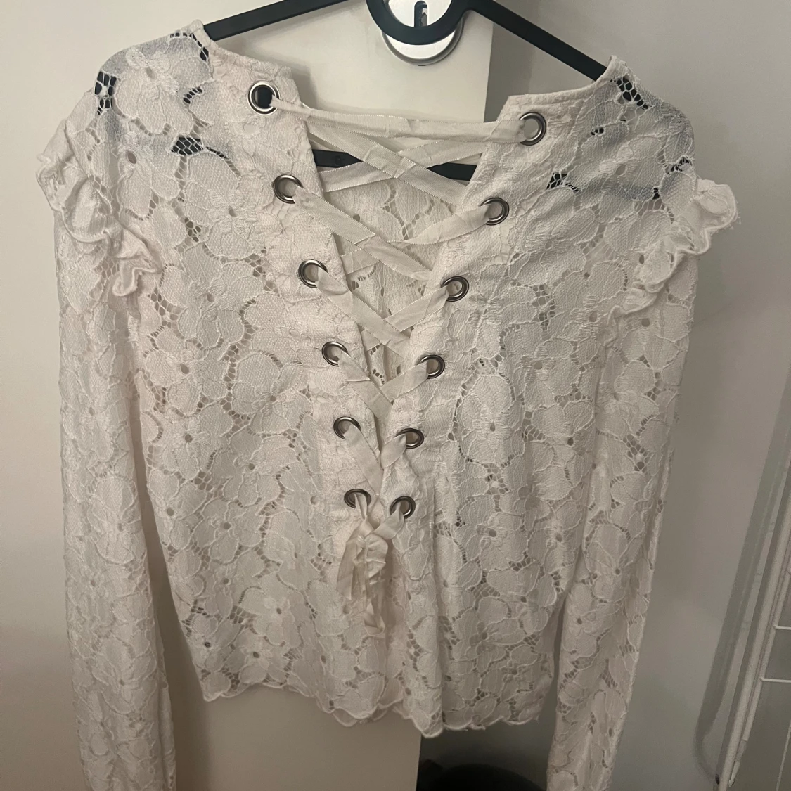 Vit spetsblus med snörning från hm - 1