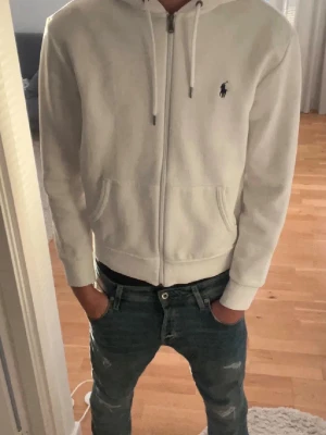 Vit Ralph Lauren hoodie - Snygg vit Ralph Lauren zip hoodie.