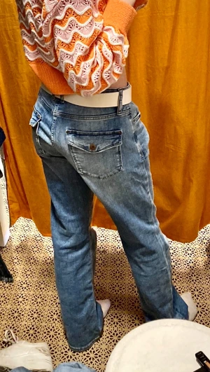 Bootcut jeans i ljusblå denim W28 L30 - Bootcut jeans i ljusblå denim med snygg tvätt och klassiska fickor med lock och knapp bak. Modellen har normal passform och lätt utsvängda ben. Perfekta för dig som gillar en avslappnad men ändå trendig look.