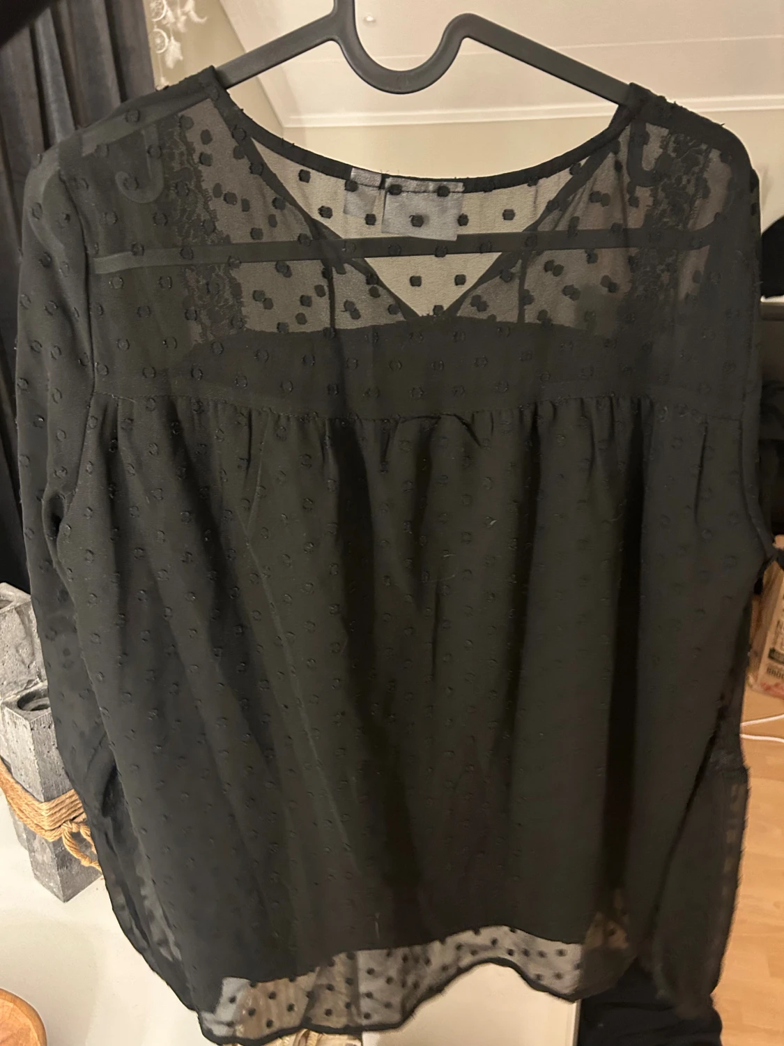 Svart prickig blus  - 1