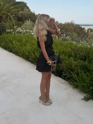 Klänning  - Från feeling Friday. Nypris 1200kr. Slutsåld och väldigt  populär. Perfekt till nyår, endast använd en gång💕