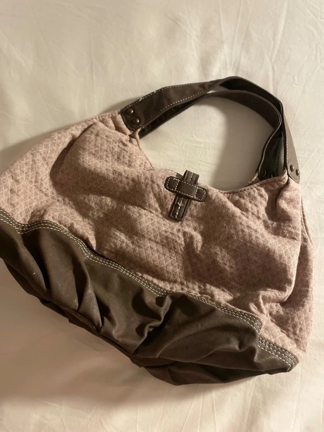 Beige y2k vintage axelväska med bruna detaljer - 2