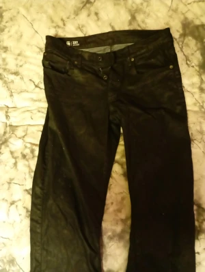 RAW Jeans - Fina straighta jeans med gjord slitage 