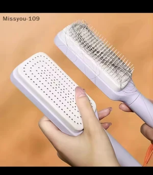 Hårborste  - Bilderna visar en hårborste med avtagbart lock för enkel rengöring, inte en väst. Produkten är i plast och finns i lila och svart.