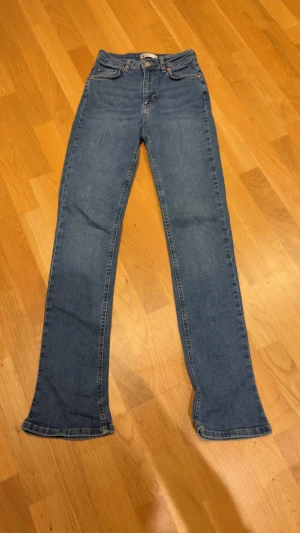 Jeans Gina - Högmidjade. Fräscha. Raka, utsvängda nertill. 