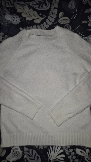 Superfin stickad tröja! - En supermysig stickad tröja från Vero Moda! Säljer då det var 2 för 500:- och knappt använt de. Endast testad och använd någon enstaka gång, även tvättad typ en gång. Nopprigt men väldigt mjukt och stretchigt tyg! Storlek XS tror jag men lite tajt på mig. Prisförslag välkomna!