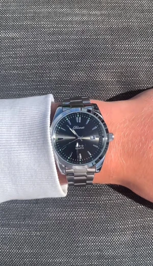 Svart och silver klocka från Doventi  - 🌟 Doventi - Helt ny och oanvänd klocka i toppskick! 🌟 🎁 Levereras komplett med originalbox. ✨ Perfekt skick, garanterat utan defekter. ⚙️ Enkel justering för optimal passform. 🚀 Snabb leverans samma dag – direkt till dig!