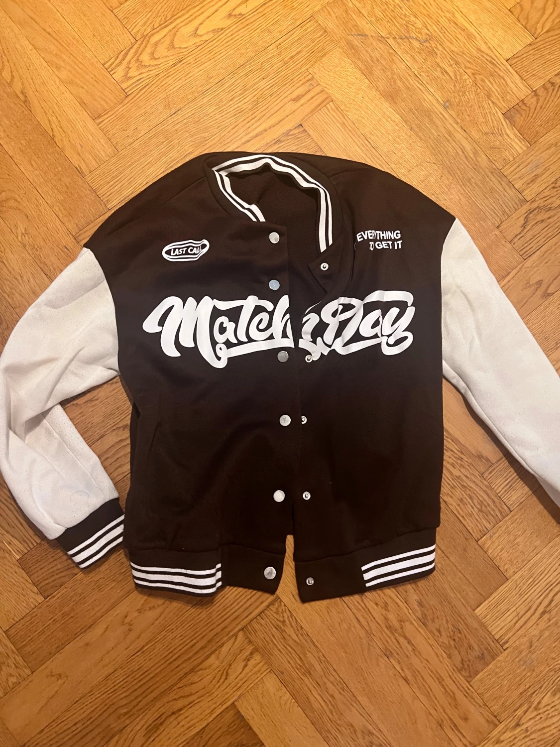 Brun och vit bomberjacka Match Day