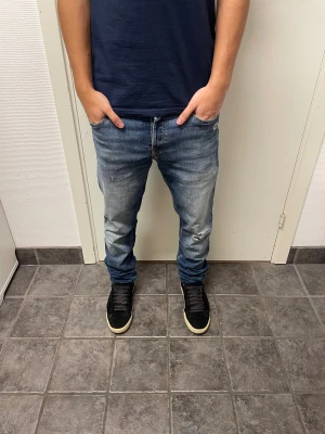 Jack & Jones Slim/Glenn - Snygga jeans med slitningar från Jack & Jones. Mycket bra skick. Modell: Slim/Glenn. Modellen är 173cm, 64kg. Pris kan självklart diskuteras!!
