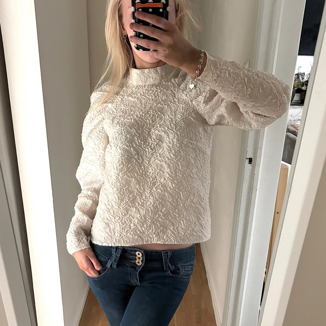 Beige blus med öppen rygg från H&M