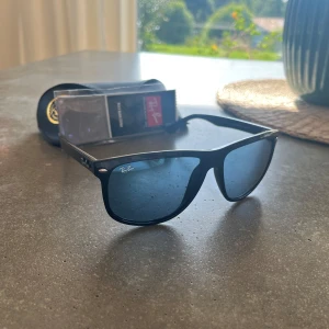 Ray-Ban boyfriend solglasögon - Helt nya Snygga svarta Ray-Ban solglasögon med blåtonade glas. Klassisk  form och diskret logga på skalmen. levereras med originalfodral och putsduk. Perfekta för soliga dagar och en stilren look.PRISET ÄR EJ FÖRHANDLINGSBART 