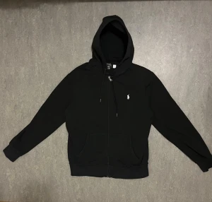 Polo Ralph Lauren Zip-up Hoodie - Svart Polo Ralph Lauren Zip-up Hoodie i medium