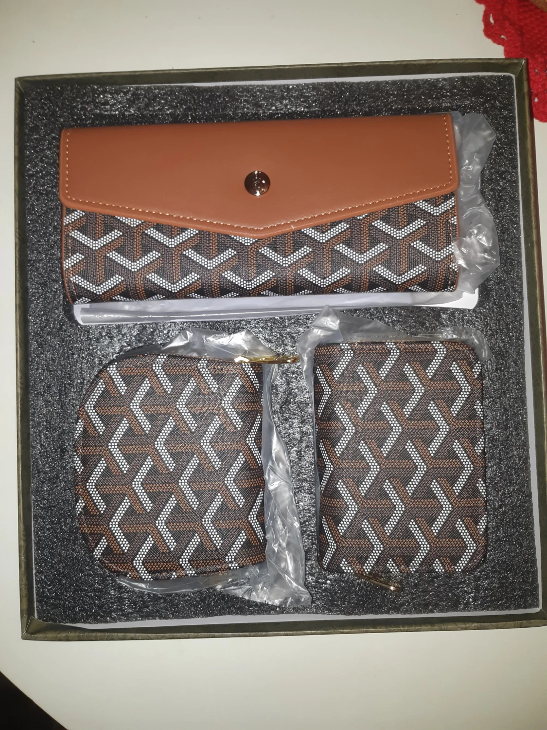 Brunt och mönstrat plånboksset