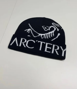 Arcteryx Mössa - Säljer en helt ny mössa oanvänd, storlek One Size. Fraktar snabbt inom 24h efter köp. Kan även hämtas i Haninge. Skirv gärna vid fler frågor.